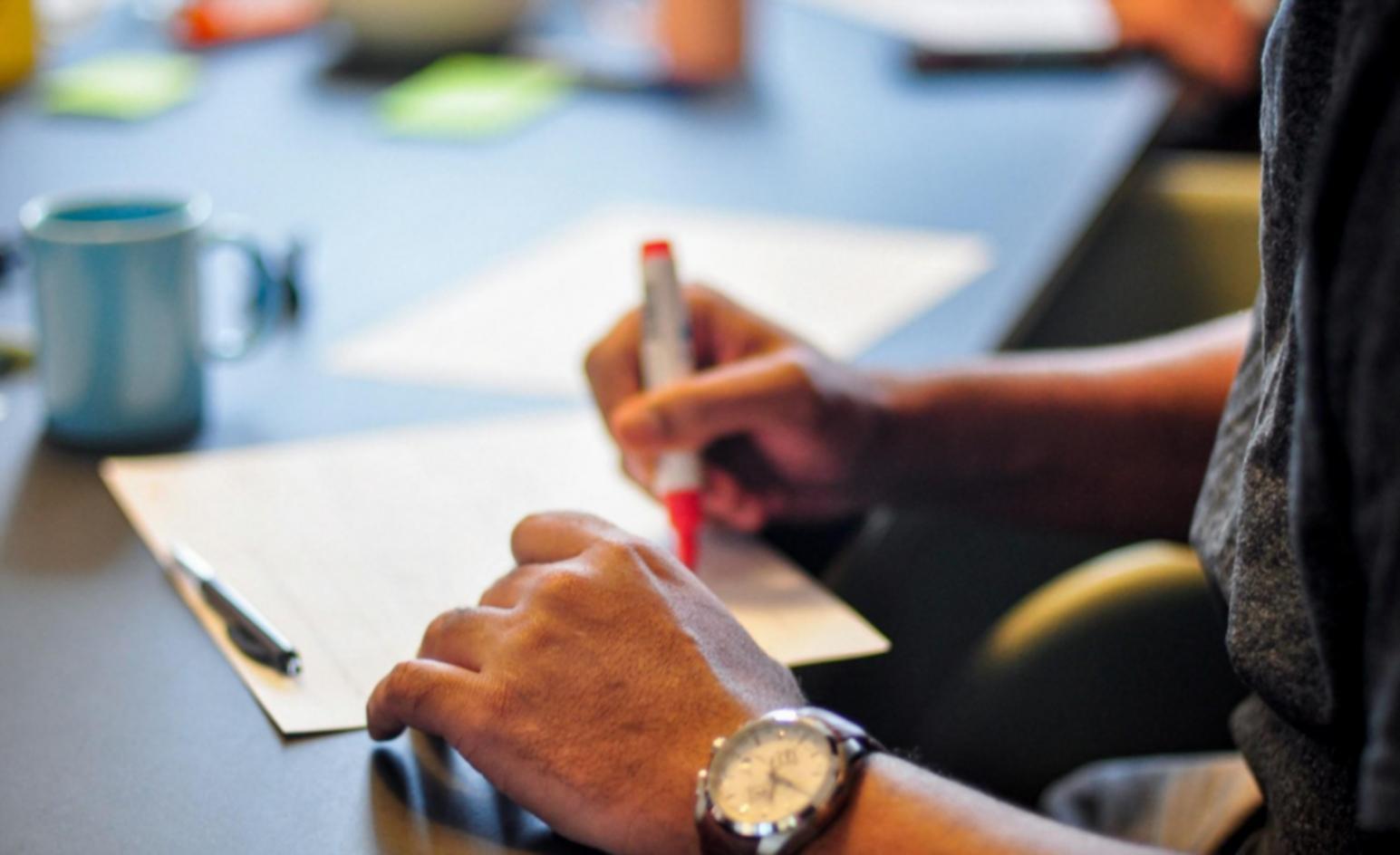 Persona analizando documentos financieros con calculadora y ordenador